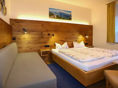 Schlafzimmer mit Doppelbett und Einzelbett