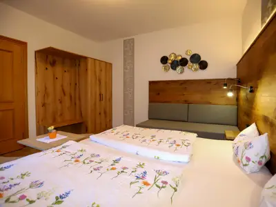 Schlafzimmer mit Doppelbett und Einzelbett