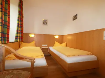 Schlafzimmer mit zwei Einzelbetten