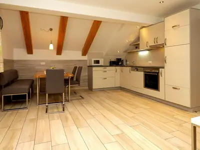 Voll ausgestattete Küchenzeile mit Essbereich