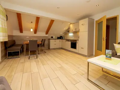 Voll ausgestattete Küchenzeile mit Essbereich