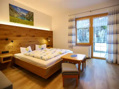 Schlafzimmer mit Doppelbett und Einzelbett