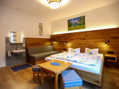 Schlafzimmer mit Doppelbett und Einzelbett