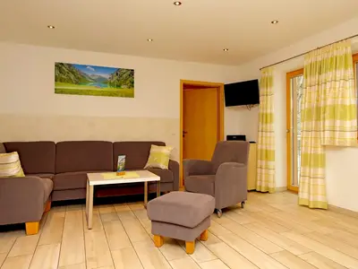 Gemütlicher Wohnbereich in der offenen Wohnküche