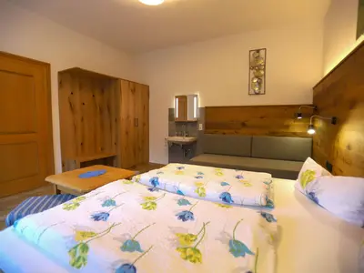 Schlafzimmer mit Doppelbett und Einzelbett