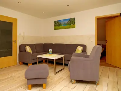 Gemütlicher Wohnbereich in der offenen Wohnküche