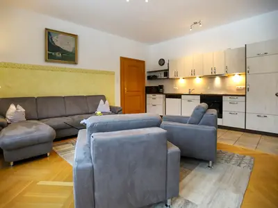 Wohnbereich mit Blick auf die voll ausgestattete Küchenzeile