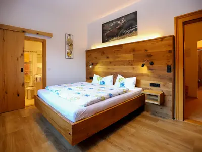 Schlafzimmer mit Doppelbett