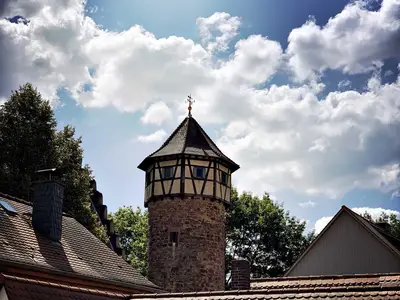 Schwarzer Adler-Blick auf die Stadtbefestigung