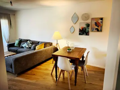 Schwarzer Adler-Wohn- und Essbereich