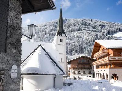 Ortszentrum Dorfgastein Pfarrkirche Winter (c) Gas