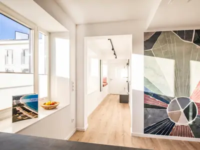 Wohn-/Essbereich: Couchgruppe mit Tisch, Smart-TV, Essbereich, Zugang zum Balkon mit Tisch und Stühlen (Seeseite), Sonne