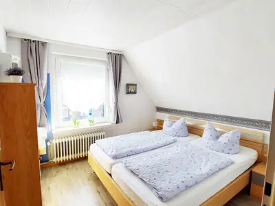 Schlafzimmer 1