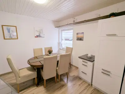 Wohn-/ Essbereich mit Küchenzeile