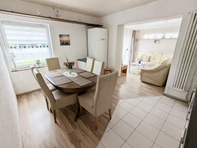 Wohn-/ Essbereich mit Küchenzeile