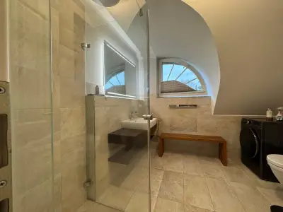 Badezimmer mit ebenerdiger Dusche