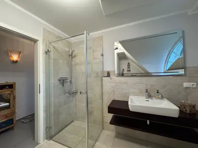 Badezimmer mit ebenerdiger Dusche