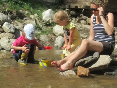 Plantschen am Bergbächlein in Heiligenblut