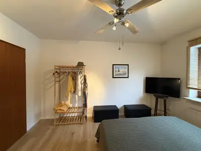 Kleiderablage mit TV