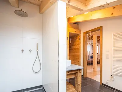 Badezimmer Ferienwohnung Himmel, Zirbe & Gebirge