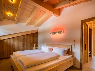 Schlafzimmer Ferienwohnung Himmel, Zirbe & Gebirge