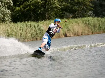 Immer wieder voller Energie- Wasserski bei den Hooksieler Skiterrassen