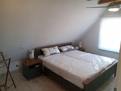 Schlafzimmer für 2 Personen, mit Klappbett und aufblasbarem Bett für weitere Personen.