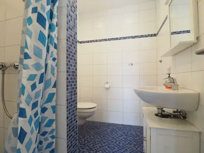 Badezimmer mit Dusche