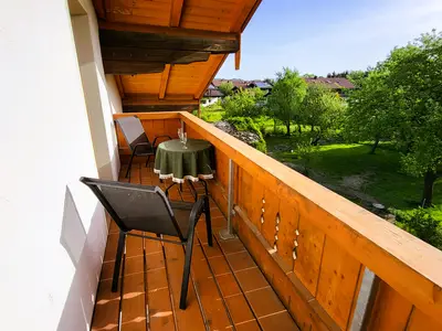 Balkon mit Tisch und 2 Stühlen