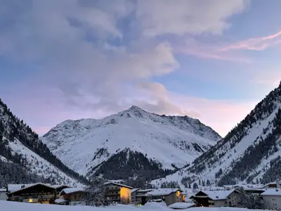 E78C6DF7-7CF6-4A4E-B79D-5EA230AAF224_1_201_a