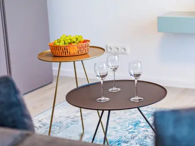 Wohnzimmer: Schlafsofa, TV, Zugang zum Balkon