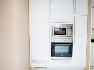 kueche-mit-backofen-mikrowelle-kuehlschrankgefrier