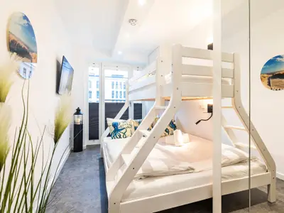 Schlafzimmer 2: Doppeletagenbett (oben 90 x200, unten 140x200), TV