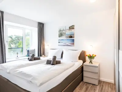 Schlafzimmer 1: Doppelbett (180x200), TV, Kleiderschrank