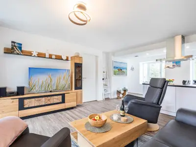 Wohnzimmer: Sofa, 2 Sessel, TV, Zugang zum Balkon