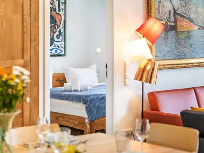 Wohnzimmer: Sitzgruppe mit Couchtisch, LED-Flachfernseher, WLAN, Kabel