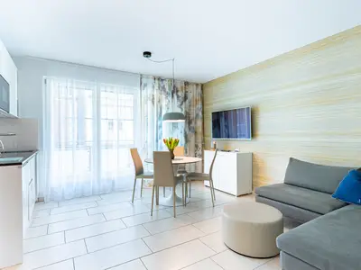 Wohn-/ Essbereich mit Küchenzeile