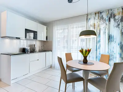 Wohn-/ Essbereich mit Küchenzeile