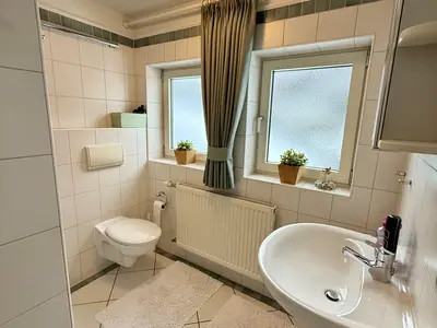 Badezimmer mit Fenster