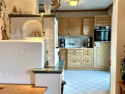 Küche mit Kachelofen