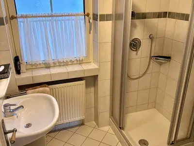 Badezimmer mit Dusche