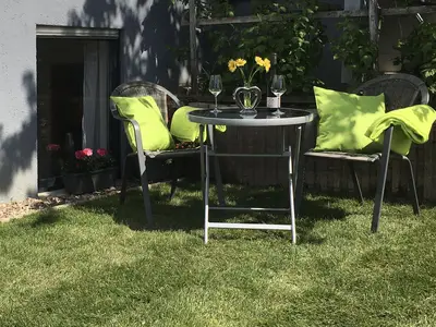 Wiese mit Gartenmöbeln