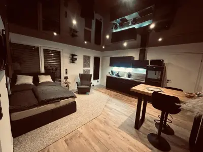 Küchenzeile und Wohnraum