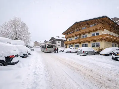 20260217_HD_Skibus-vor-HausDienten-Winter-opt