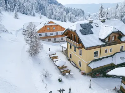 Hof Winter 2025 von Ost