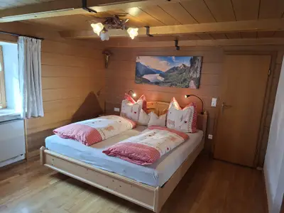 Schlafzimmer mit Holzboden und Vollholzmöbel