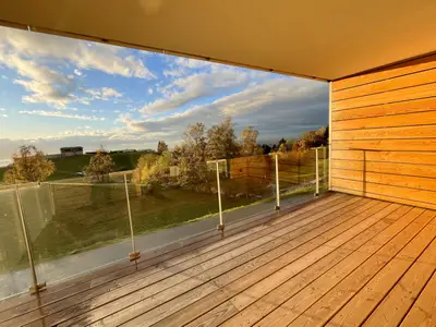 Große Terrasse mit Blick auf den Bodensee und die Schweizer Berge