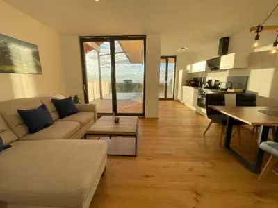 Lichtdurchfluteter Wohn- und Essbereich mit toller Aussicht