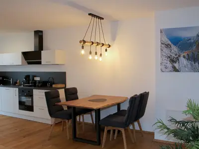 Essbereich mit voll ausgestatteter Küche