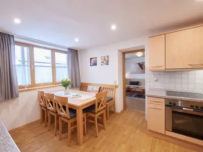 Blick zur Küche mit Essbereich